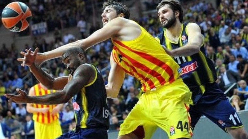 Barselonas centra spēlētājs Ante Tomičs nokļuvis kastē starp "Fenerbahce" snaiperiem Bo Makalebu un Linu Kleizu
Foto: AFP/Scanpix