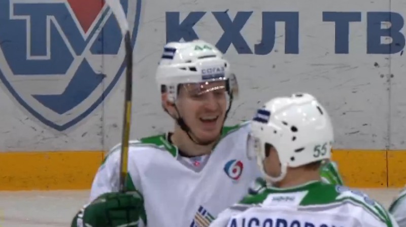 Artūrs Kulda un piespēles autors pēc vārtu guvuma
Foto: no KHL video