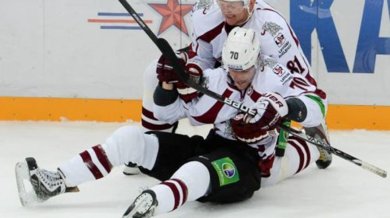 Miks Indrašis saņem apsveikumus no Marsela Hosas pēc 58. minūtē gūtajiem vārtiem
Foto: Dinamo Rīga