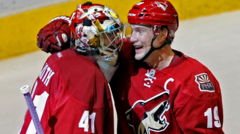 Maiks Smits (pa kreisi) tiek sveikts ar vārtu guvumu 
Foto: AP / Scanpix