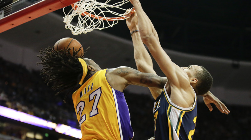 21 gadu vecais "Jazz" franču centrs Rudijs Gobērs triec bumbu grozā  
Foto: AP/Scanpix