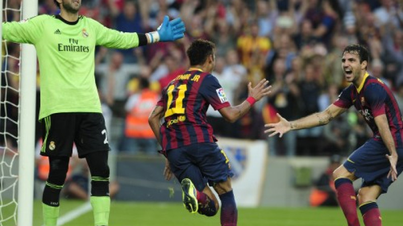 Djego Lopess vien noplāta rokas, Neimārs un Sesks Fabregass līksmo
Foto: AFP/Scanpix