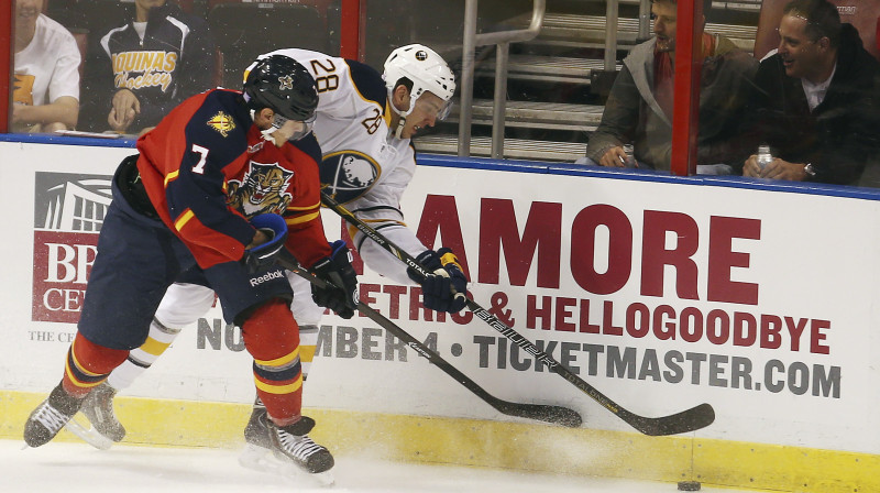 Zemgus Girgensons pie apmales cīņā pret Dmitriju Kuļikovu 
Foto: AP/Scanpix