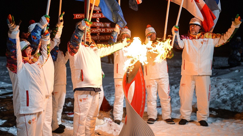 Olimpiskā uguns Ziemeļpola ģeogrāfiskajā punktā 
Foto: torchrelay.sochi2014.com