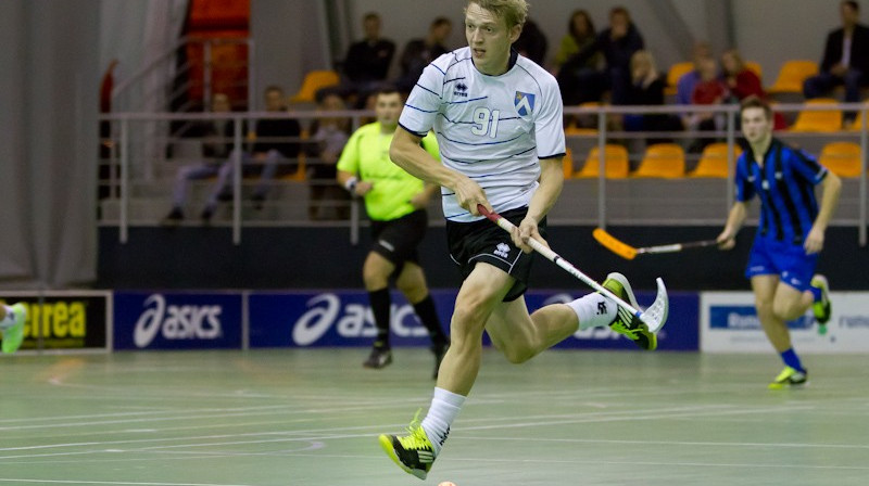 Uzbrukumā dodas baušķenieks Pēteris Zeltiņš
Foto: floorball.lv