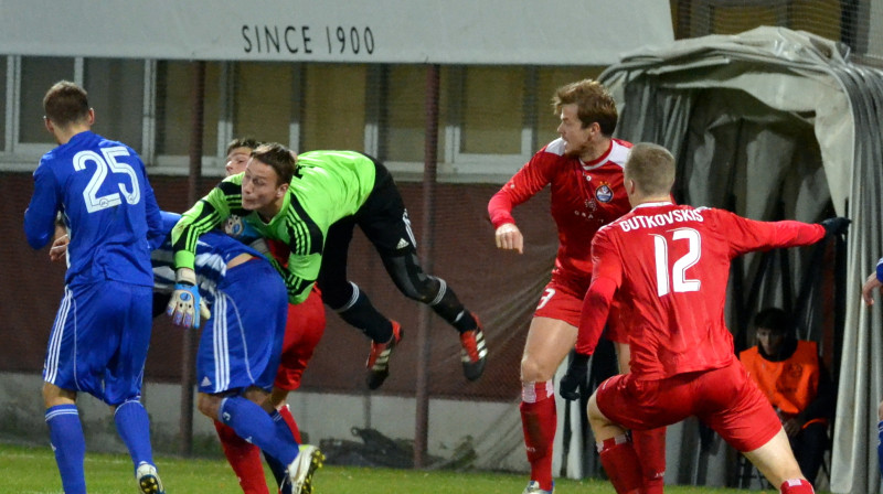 Liepājas Metalurga vārtsargs Raivo Varažinskis glāb komandu
Foto: M.Jankovskis, Sportacentrs.com