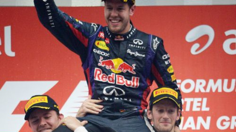 Sebastians Fetels uz konkurentu pleciem
Foto:AFP/Scanpix