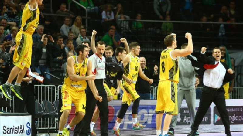 Ģedimina Petrauska trenētie Šauļu basketbolisti līksmo par uzvaru Kauņā
Foto: www.lkl.lt