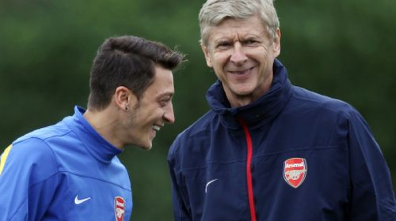 Mesuts Ezils un Arsēns Vengers
Foto: AFP/Scanpix