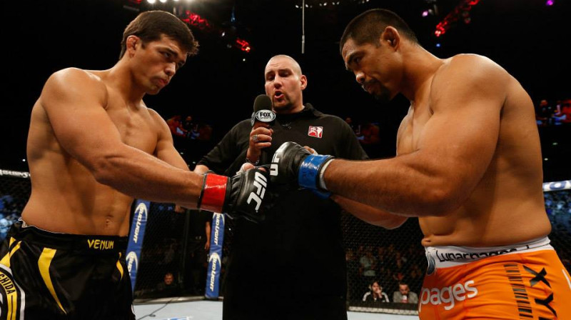 Lioto Mačida (no kreisās) cīņā ar Marku Muņozu
Foto: ufc.com