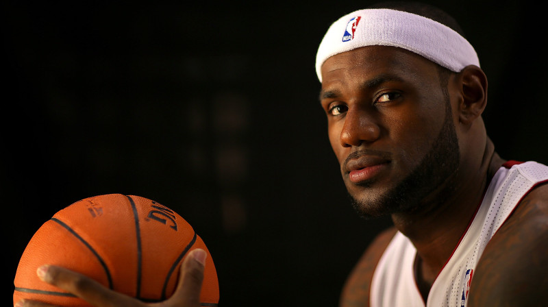 Lebrons Džeimss var kļūt par pirmo NBA spēlētāju, kas sešu gadu laikā ieguvis piecus MVP titulus
Foto: AFP/Scanpix