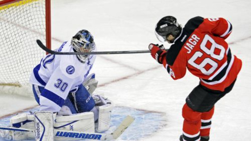 Jaromīrs Jāgrs raida ripu Bena Bišopa vārtos
Foto:AP/Scanpix