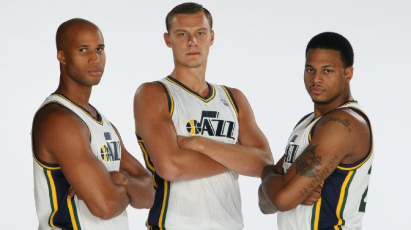 Andris Biedriņš (centrā)
Foto: M.Majchrzak /GettyImages, bleacherreport.com