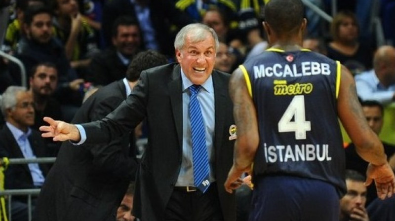 Astoņkārtējais Eirolīgas čempions Žeļko Obradovičs ceturtdien Stambulā pieveica savu mazāk titulēto kolēģi Etori Mesinu
Foto: AFP/Scanpix