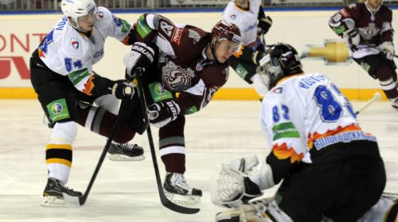 Gints Meija cīņā pret Čerepovecas "Severstal"
Foto: Romāns Kokšarovs, Sporta Avīze, f64