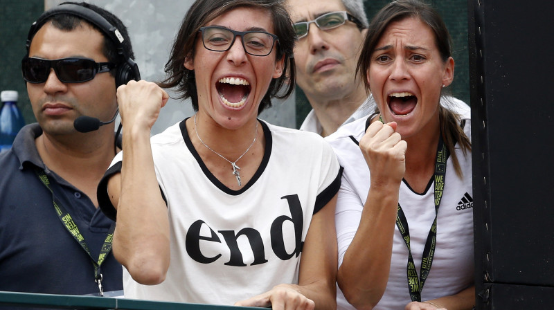 Frančeska Skjavone un Flāvija Penneta atbalsta savas komandas biedrenes
Foto: Reuters/Scanpix