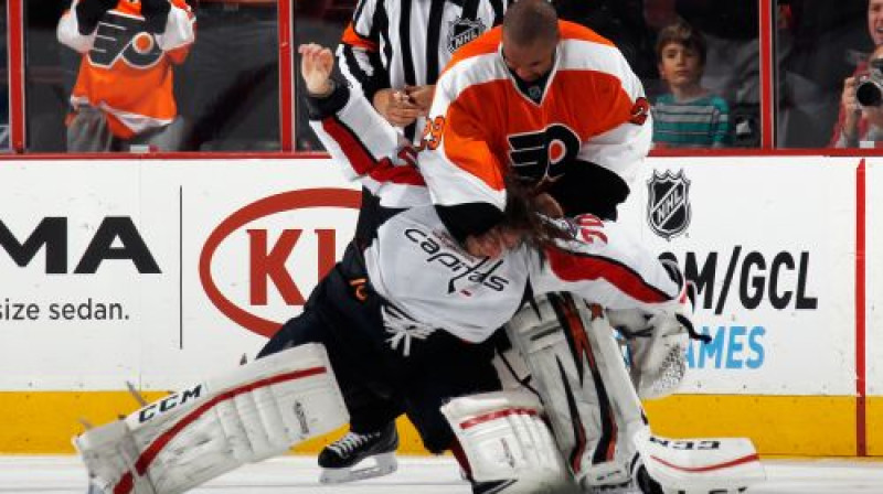 Filadelfijas "Flyers" vārtsargs Rejs Emerijs piekauj kolēģi Breidenu Holtbiju
Foto: AFP/Scanpix