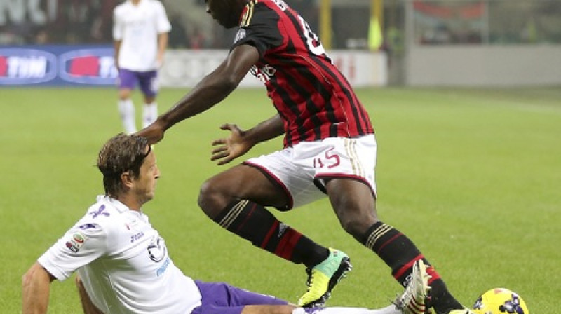 Ilggadējais "Milan" pussargs Masimo Ambrozīni pret Mario Balotelli
Foto: AP/Scanpix