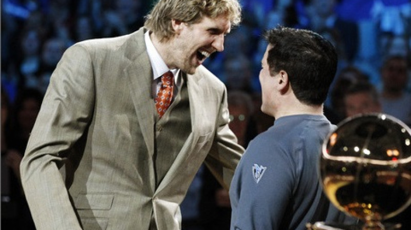 Dirks Novickis un "Dallas Mavericks" īpašnieks Marks Kjūbans 2012. gada 25. janvārī Dalasā, gaidot NBA čempionu gredzenu saņemšanu
Foto: AP/Scanpix