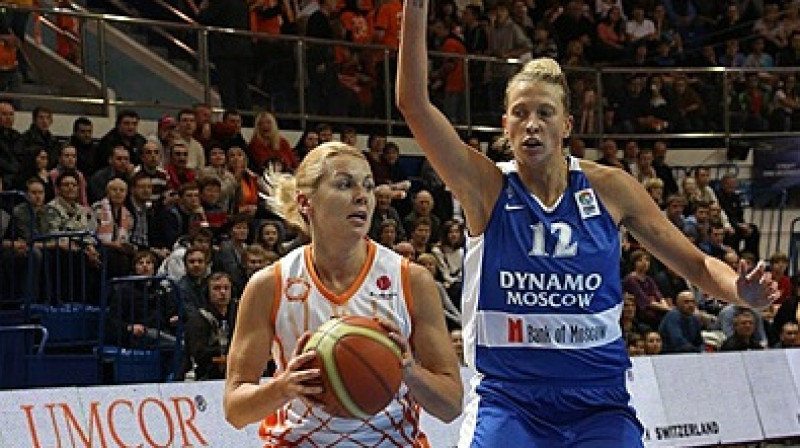 Anete Jēkabsone-Žogota cīņā ar Tatjanu Vidmeru
Foto: www.basket.ugmk.com