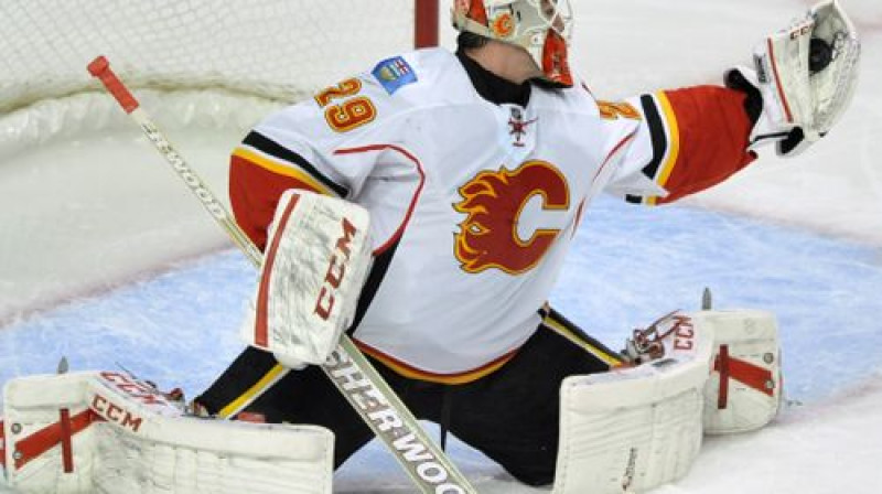 Reto Berra atvairīja 42 no 44 "Blackhawks" metieniem
Foto:AP/Scanpix