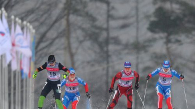 Ja FIFA piepildīs savu ieceri par PK finālturnīru janvārī, tad sīkstās cīņas slēpošanas trasēs vēros daudz mazāk līdzjutēju nekā ierasts.
Foto:ITAR-TASS/Scanpix