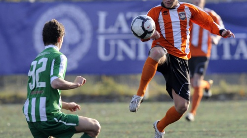 Māris Riherts pret kādreizējo "Gulbenes" līderi Sergeju Mišinu
Foto: Romāns Kokšarovs, Sporta Avīze, f64