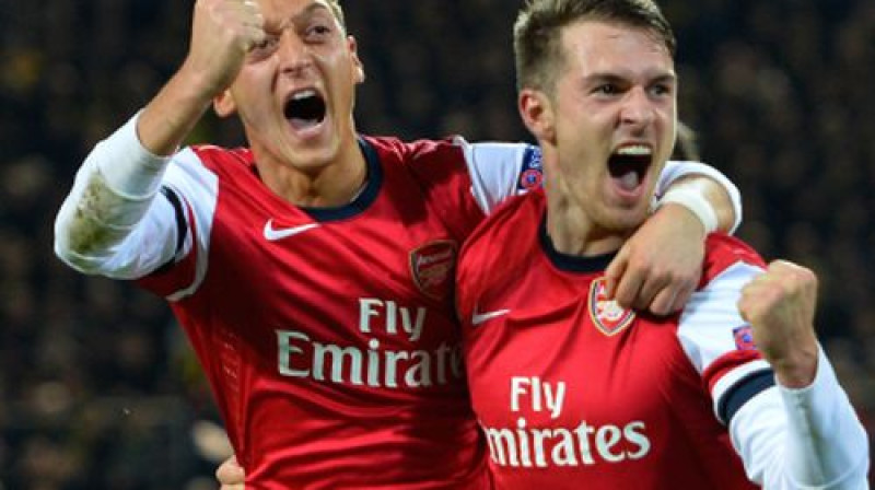 Mesuts Ezils un Ārons Remzijs priecājas par gūtajiem vārtiem
Foto:AFP/Scanpix