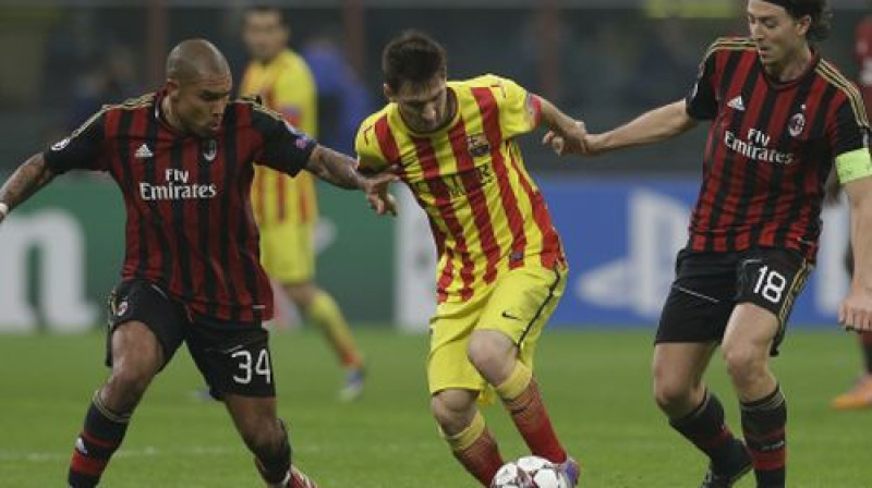 Lionels Mesi "Milan" spēlētāju ielenkumā
Foto:AP/Scanpix