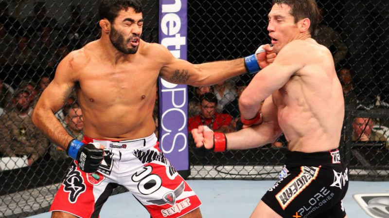 Tims Kenedijs (no labās) cīņā ar Rafaelu natalu
Foto: ufc.com