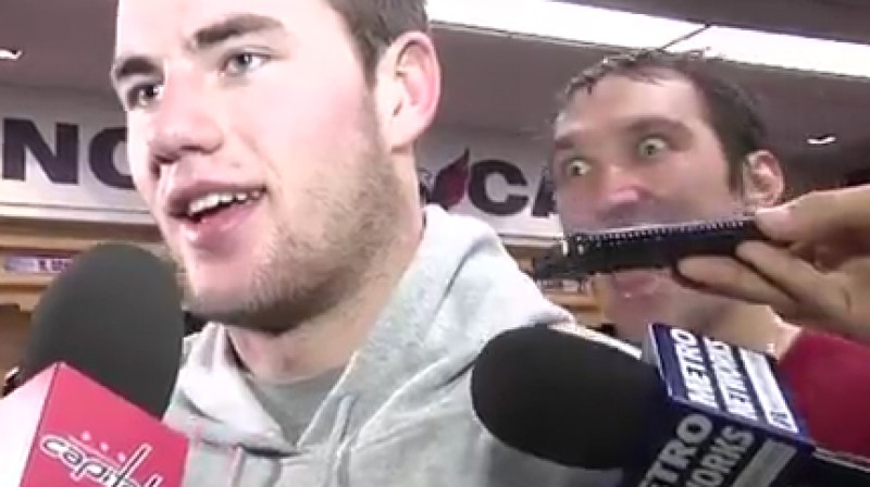 Aleksandrs Ovečkins tuvojas Tomam Vilsonam 
Foto: no NHL video