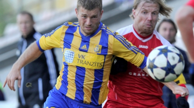 Vadims Jančuks ("Ventspils") un Juris Laizāns ("Skonto").
Tituls gan šodien izšķirsies ne savstarpējā spēlē.
Foto: Romāns Kokšarovs (f64)