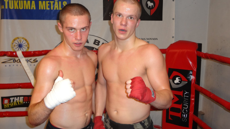 Edgars Skrīvers (no kreisās) un Jānis Freimanis pēc sparinga
Foto: tukumabrali.lv