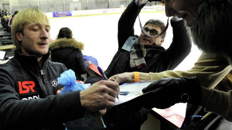 Jevgēņijs Pļuščenko dala autogrāfus Rīgā
Foto: rsport.ru