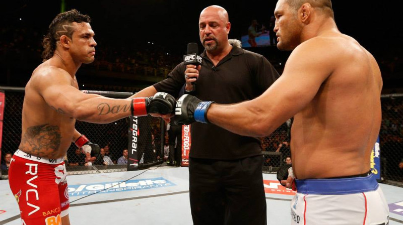Vitors Belforts (no kreisās) cīņā ar Denu Hendersonu
Foto: ufc.com