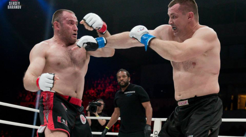 Aleksejs Oleiņiks (no kreisās) cīņā pret Mirko Filipoviču. Foto: mixfight.ru