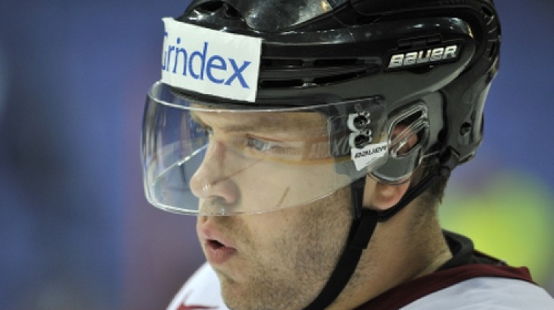 Jānis Sprukts mačā pret Čehiju ne tikai iemeta svarīgu ripu, bet arī zīmēja, kā jāspēlē 5:3 vairākums.     
Foto: Romāns Kokšarovs, Sporta Avīze, f64