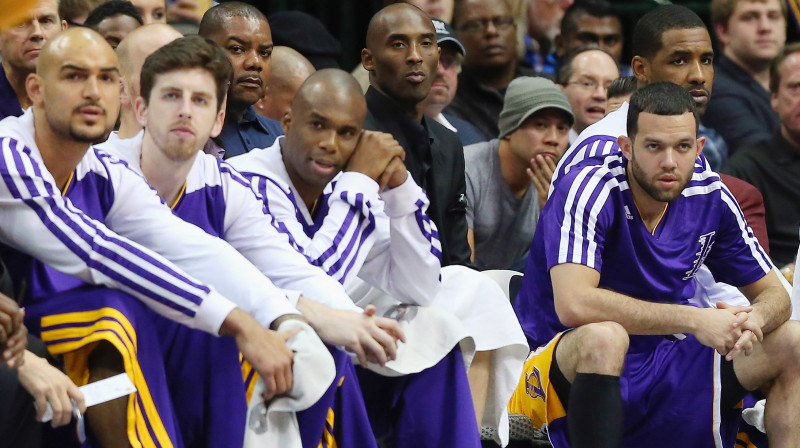 Kobe Braients savai komandai sezonas sākumā dod padomus no rezervistu soliņa. Foto: AFP/Scanpix.