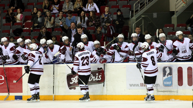 Latvijas U18 hokeja izlase 2011. gadā Rīgā, Ērika Miļuna un Aigara Razgala vadībā, izcīnīja ceļazīmi uz elites divīziju.
Foto: Mārtiņš Aiše
