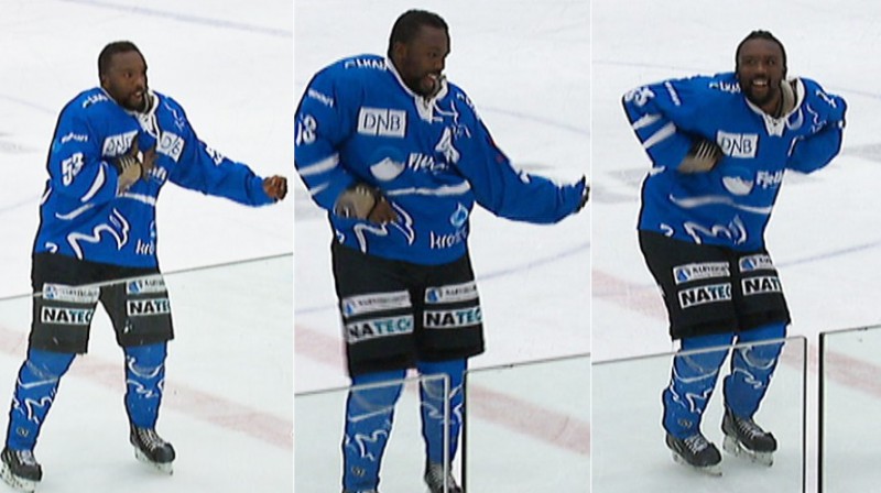 Adrians Alvaršteins izpilda uzvaras deju
Foto: no "HockeyHilites" video / nrk.no