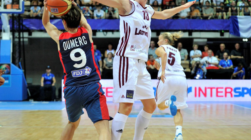 Kristīne Kārkliņa Eiropas čempionāta spēlē pret Franciju
Foto: Romāns Kokšarovs, "Sporta Avīze", f64