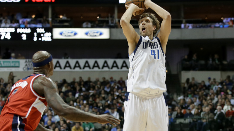 Dirks Novickis izdara trīspunktnieku, pēc kura kļuva par visu laiku 16. rezultatīvāko NBA spēlētāju 
Foto: AFP/Scanpix