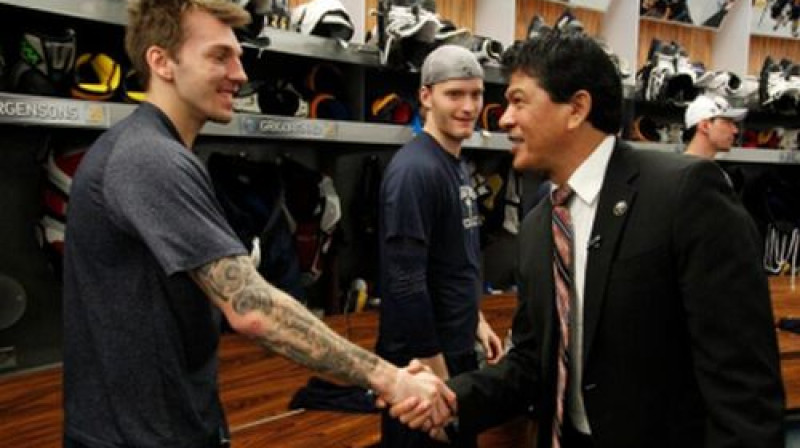 Zemgus Girgensons sveic Tedu Nolanu "Sabres" ģērbtuvēs
Foto:Bufalo "Sabres" "Twitter" konts