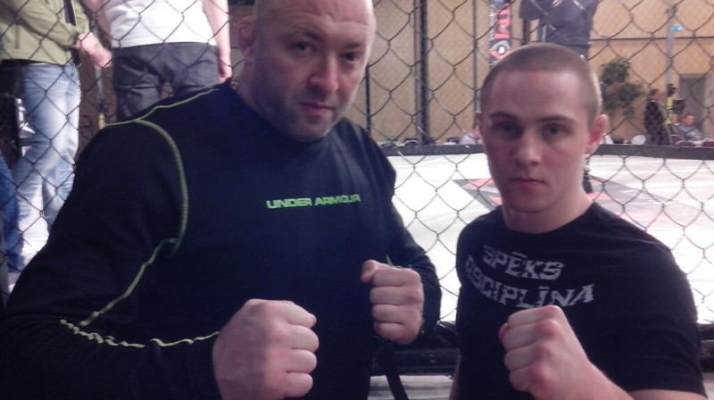 Kristofs Midu (no kreisās) kopā ar Edgaru Skrīveri
Foto: tmfight.com