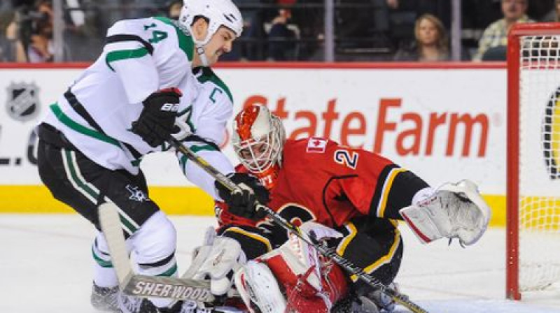 Džeimijs Bens raida ripu Reto Berras vārtos
Foto:AFP/Scanpix