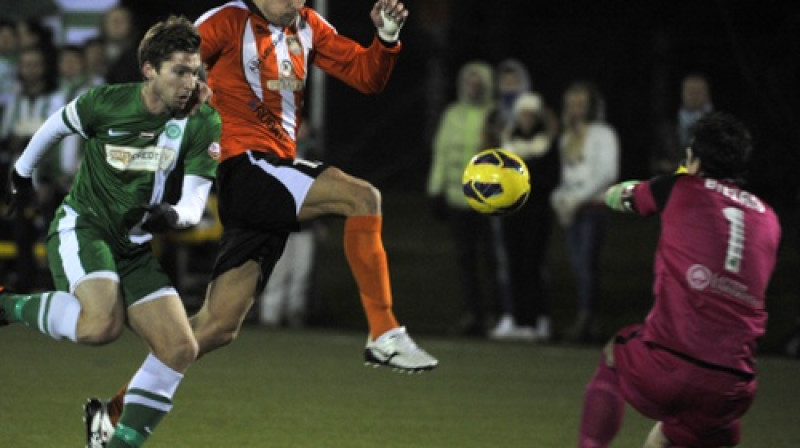 Jānis Lapss pie "Mettas"/LU vārtiem
Foto: Romāns Kokšarovs, Sporta Avīze, f64