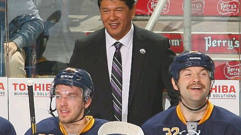 Zemgus Girgensons un Teds Nolans uz "Sabres" komandas soliņa
Foto:AFP/Scanpix