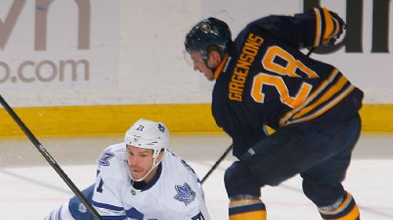 Zemgus Girgensons (pa labi) cīņā ar Deividu Klarksonu
Foto:AFP/Scanpix