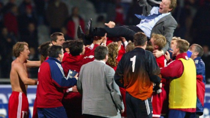 Latvijas futbola izlase pēc panākuma Stambulā sveic galveno treneri Aleksandru Starkovu
Foto: TurkSporFoto/Scanpix