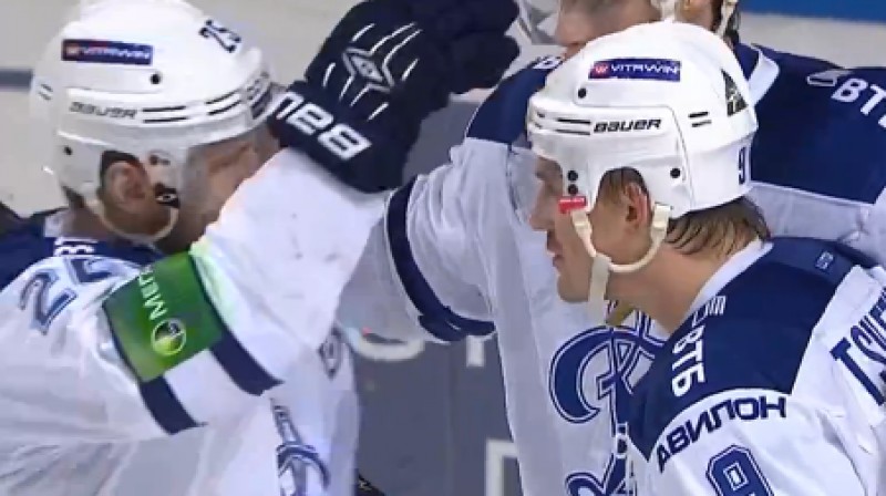 Mārtiņš Karsums (pa kreisi) sveic vārtu guvēju
Foto: no KHL video